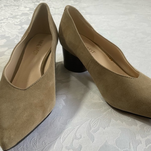 Nine West Tan Suede Chunky Heel Pumps size 5 - Picture 1 of 5